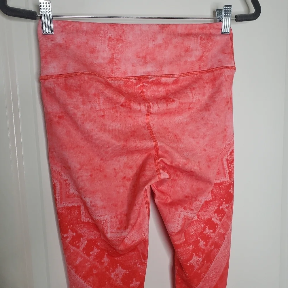 Alo Yoga Pink Printed Mid Rise Airbrush Capri Crop Tight Leggings